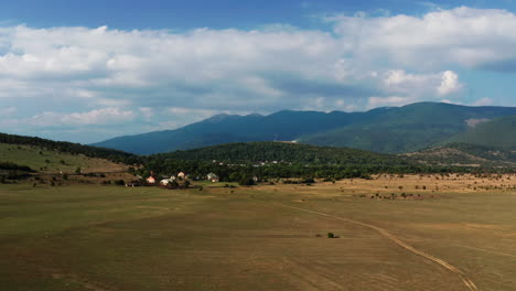 Luftbildkamera,-Die-In-Einer-Schönen-Weiten-Berglandschaft-In-Kroatien-Auf-Den-Boden-Absinkt