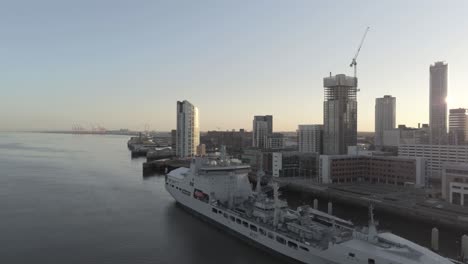 RFA-Navy-Tiderace-Militärtanker-Auf-Dem-Stadtbild-Von-Liverpool-Am-Wasser-Bei-Sonnenaufgang,-Luftaufnahme