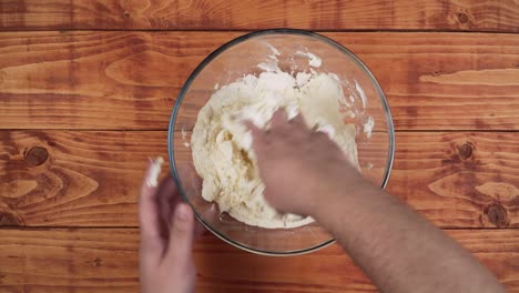 Mehl,-Ei-Und-Butter-Mit-Den-Händen-In-Einer-Schüssel-Vermischen