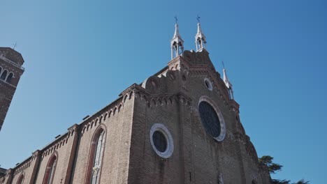Circular-windows-above-the-entrance-into-Basilica-di-Frari