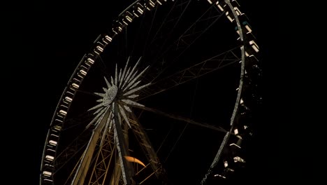 Das-Budapester-Auge---Großes-Beleuchtetes-Riesenrad-Mit-Licht-Bei-Nacht---Nach-Unten-Geneigte-Aufnahme