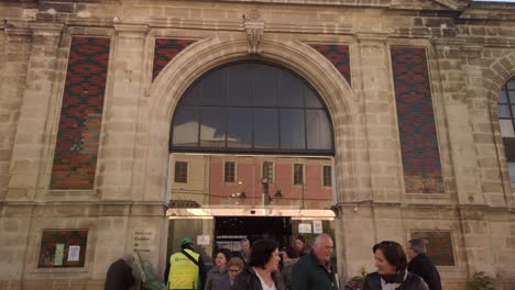 Neoklassizistische-Fassade-Des-Marktes-Mercado-De-Abastos-In-Jerez,-Spanien,-Nach-Unten-Geneigt