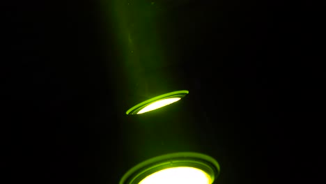 Luces-Dmx-LED-Par-Verdes-Que-Brillan-Con-Un-Rayo-De-Luz-Verde-A-Través-De-Las-Partículas-En-El-Aire-Como-Fondo,-Con-Espacio-De-Copia