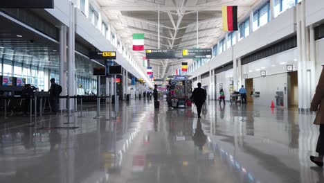 Muy-Pocas-Personas-En-La-Terminal-Del-Aeropuerto-Casi-Desierta-Esperando-Vuelos