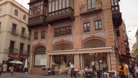 Historisches-Gebäude-In-Der-Innenstadt-Von-Sevilla-Mit-Restaurantbar,-Nach-Unten-Geneigt