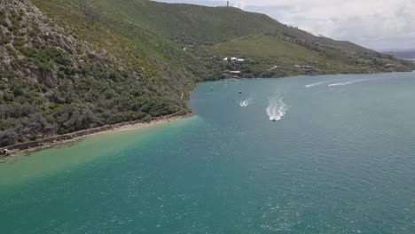 Luftaufnahme:-Wasserskifahrer-Genießt-Die-Lagune-Von-Knysna-An-Einem-Sonnigen-Sommertag-In-Afrika