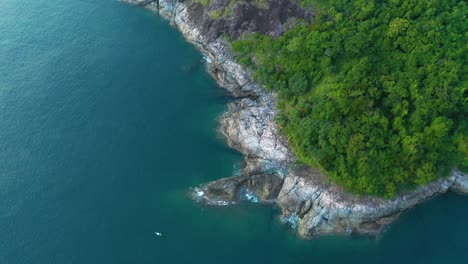 Luftaufnahme-Von-Koh-Pu-In-Der-Nähe-Von-Kata-Beach-In-Phuket,-Thailand