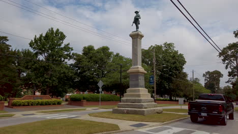 Statue-Eines-Soldaten-Der-Konföderierten,-Weitwinkelaufnahme,-Louisburg,-North-Carolina