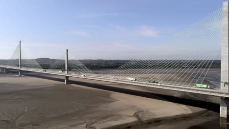 Vehículos-Que-Cruzan-El-Emblemático-Río-Mersey-Gateway-Bridge-Vista-Aérea-Tire-Hacia-Atrás