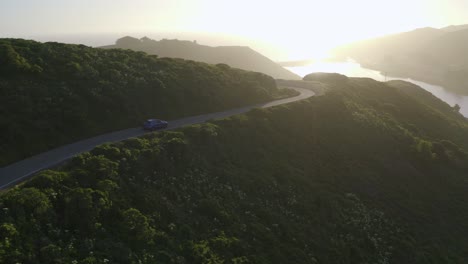 Blauer-Porsche-Macan-Bei-Sonnenuntergang-Beim-Fahren-Auf-Einer-Küstenstraße-In-Den-Marin-Headlands-Von-San-Francisco,-USA