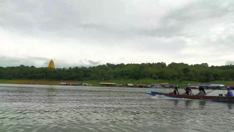 Asiatische-Touristen-Fahren-Auf-Dem-örtlichen-Boot-Zur-Besichtigung-Von-Sangklaburi,-Kanchanaburi,-Thailand