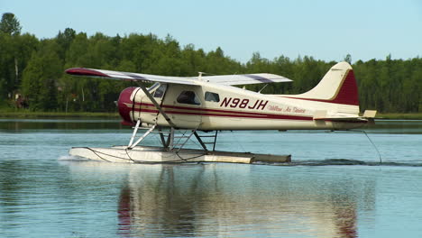 sea-plane-on-lake-in-Alaska