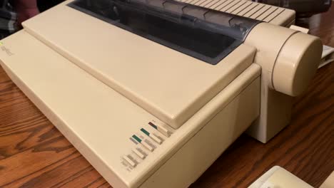 Langsames-Hochklappen-Des-Nadeldruckers-Apple-Image-Writer-II-Aus-Den-1980er-Jahren