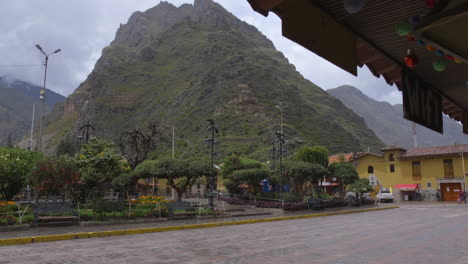 The-main-square,-plaza-de-armas,-in-Ollantaytambo-in-Peru's-Sacred-Valley
