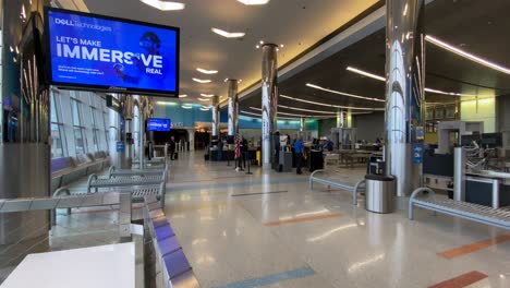Panorama-Del-Puesto-De-Control-De-Seguridad-Tsa-Vacío-En-El-Aeropuerto-Internacional-Logan-De-Boston-Durante-La-Pandemia-Del-Coronavirus