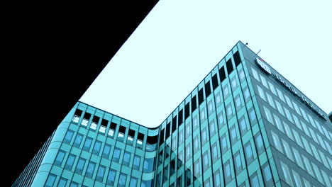 Hohe-Glasgebäude-Der-Polnischen-Bank,-Verglaste-Bürogebäude-Spiegeln-Den-Himmel-Und-Die-Wolken-Im-Glas