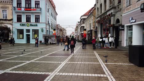 Brasov,-Rumänien---7.-Dezember-2019:-Menschen,-Die-Tagsüber-Auf-Dem-Alten-Platz-Spazieren,-Weihnachtsmarkt-In-Brasov,-Wintersaison,-Weihnachtsdekorationen