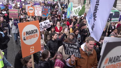 Tausende-Demonstranten-Schließen-Sich-Am-Internationalen-Frauentag-Mit-Plakaten-Und-Transparenten-Dem-Marsch-Für-Frauen-In-London-An