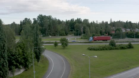 Fotografía-Aérea-De-Vehículos-Circulando-Rápidamente-Por-Una-Autopista-En-Finlandia-Cerca-De-Helsinki