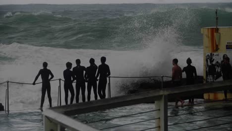 Freunde-Genießen-Die-Wellen-Vom-Pool-Am-Bronte-Beach-–-Sydney,-Australien