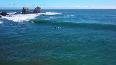 Surfen-In-Punta-De-Lobos,-Chile,-Sonniger-Tag,-Unglaubliche-Landschaft,-Aufgenommen-Mit-Drohne