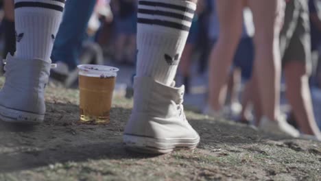 Tanzende-Füße-Mit-Converse-Sneakern-Von-Nike-Und-Weißen-Adidas-Socken