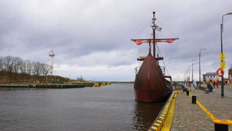 replica-of-viking-ship-sway-slowly-berthed-in-Kolobrzeg,-Poland