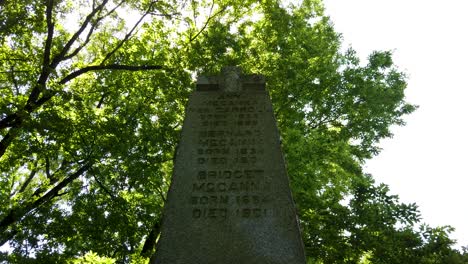 Steinernes-Kruzifix,-Grabstein,-Gruseliger-Friedhof,-Schwenk