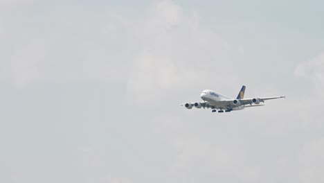 Lufthansa-Airbus-A380-841-D-aima-Acercándose-Antes-De-Aterrizar-En-El-Aeropuerto-De-Suvarnabhumi-En-Bangkok,-Tailandia
