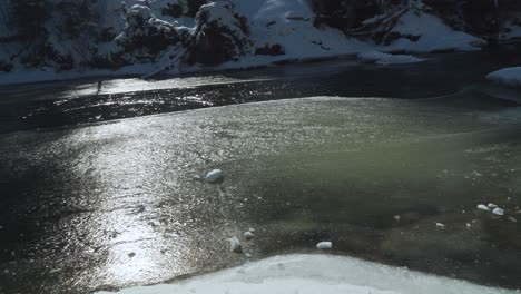 Wunderschöner-Fluss,-Der-Im-Winter-Auf-Dem-Eisigen-Ort-In-Siebenbürgen-Fließt---Weitwinkelaufnahme