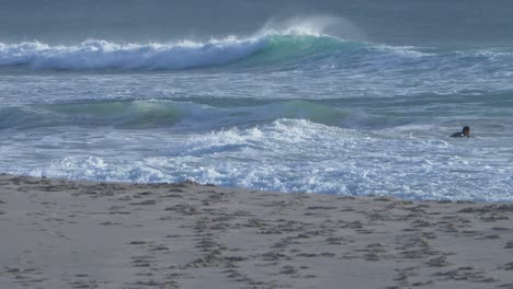 Surfer-Läuft-Durch-Die-Wellen-–-Surferparadies-In-Gold-Coast,-Queensland,-Australien-–-Weitwinkelaufnahme
