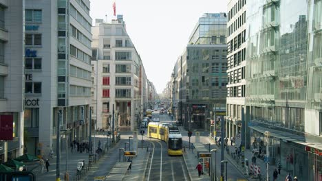 Famoso-Bulevar-Friedrichstrasse-En-Berlín,-Zona-Perfecta-Para-Ir-De-Compras.
