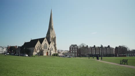 Hermosa-Iglesia-Parroquial-Histórica-De-Todos-Los-Santos-En-Blackheath,-Londres-Durante-El-Día-En-Un-Cielo-Azul-Claro