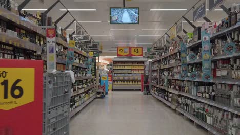 Zeitlupeninnenraum-Leerer-Britischer-Supermarkt,-Vorbei-An-Geschlossenem-Alkoholgang