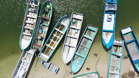 Luftaufnahme-Mit-Direktem-Blick-Nach-Unten-Und-Kamera,-Die-Kleine-Hölzerne-Fischerboote-In-Einem-Hafen-In-Mexiko-Zeigt