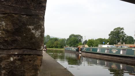 Canal-Escénico-Barcos-Amarrados-Calmantes-Reflexiones-Onduladas-Gales-Británica-Puente-De-Vacaciones-Dolly-Derecho-Revelar