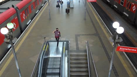 Hombre-Accediendo-A-Las-Escaleras-Mecánicas-En-La-Terminal-De-Trenes-De-La-Estación-Luz-En-La-Ciudad-De-Sao-Paulo