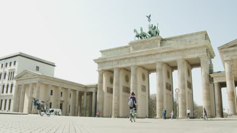 Puerta-De-Brandenburgo-De-Berlín,-El-Lugar-Turístico-Más-Popular,-Cámara-Lenta