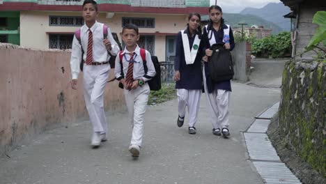 Uttarakhand-Indische-Studenten-In-Ihren-Schulen