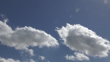 Laufende-Wolken-An-Einem-Heißen-Sommertag
