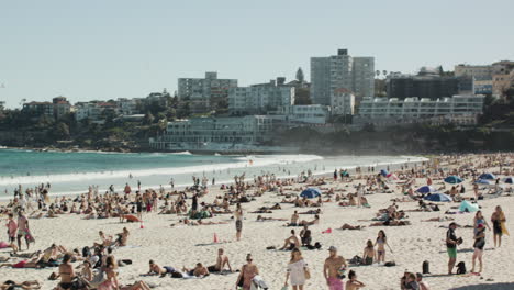 Looking-over-a-group-of-people-on-a-crowded-beach-in-Australia-on-a-beautiful-summer-afternoon