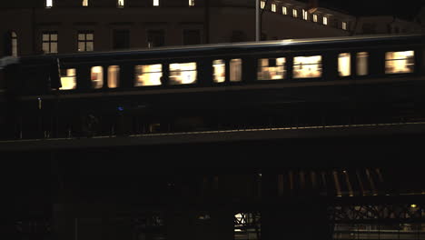 Neigung-Vom-Fluss-Zur-Vorbeifahrenden-U-Bahn-In-Stockholm,-Schweden-Bei-Nacht
