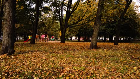 Beautiful-and-golden-park-of-Kronvalda-in-Riga,-Latvia