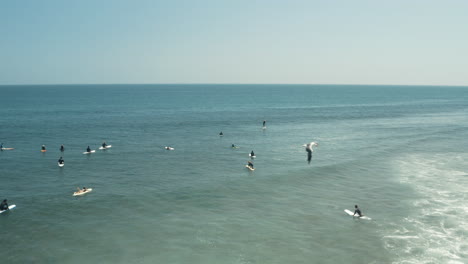Flyover-Surfer-Warten-In-Der-Schlange-Am-Surfrider-Beach-In-Malibu,-Kalifornien