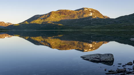 Lebendiger-Sonnenaufgang-Im-Zeitraffer-Am-See-Vavatn-In-Hemsedal,-Norwegen