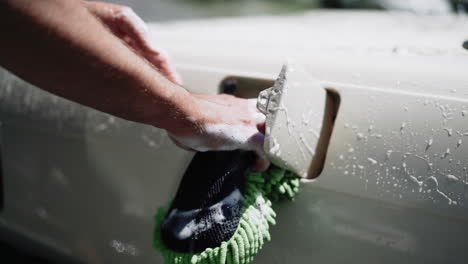 Waschen-Eines-Autos-Mit-Wasser-An-Einem-Sonnigen-Sommertag-In-Kanada