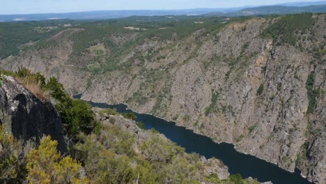 Popular-viewpoint-of-the-peaceful-Ribeira-Sacra-in-Spain,-still-shot