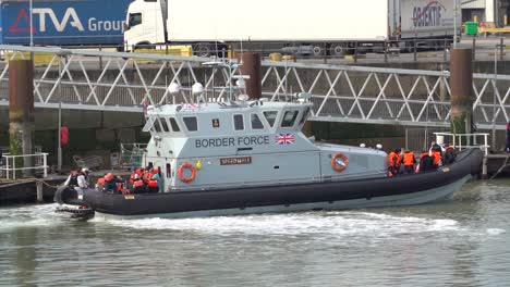 Oficiales-De-La-Fuerza-Fronteriza-Descargan-Otro-Barco-Con-Nuevos-Inmigrantes-Llegados-En-El-Puerto-De-Dover,-Reino-Unido
