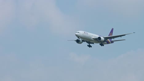 Thai-Airways-Boeing-777-2D7-HS-TJV-Acercándose-Antes-De-Aterrizar-En-El-Aeropuerto-De-Suvarnabhumi-En-Bangkok,-Tailandia