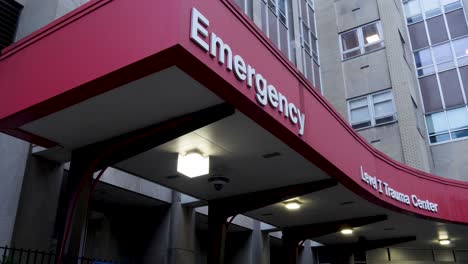 Emergency-and-Level-I-Trauma-Center-sign-on-hospital